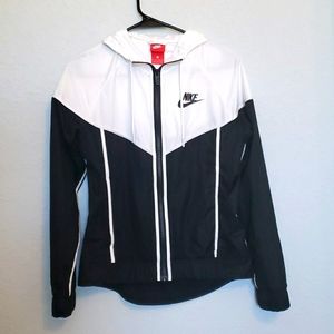 Nike Women's Sportswear Windrunner, x-small, black & white